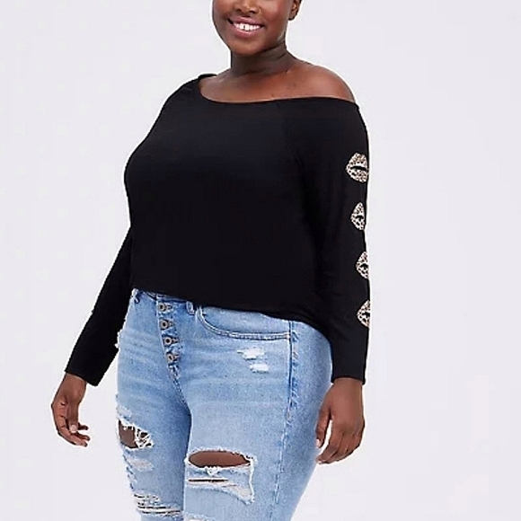 4X - Torrid | OFF-SHOULDER TEE - HERITAGE SLUB LEOPARD LIPS BLACK - Picture 4 of 4